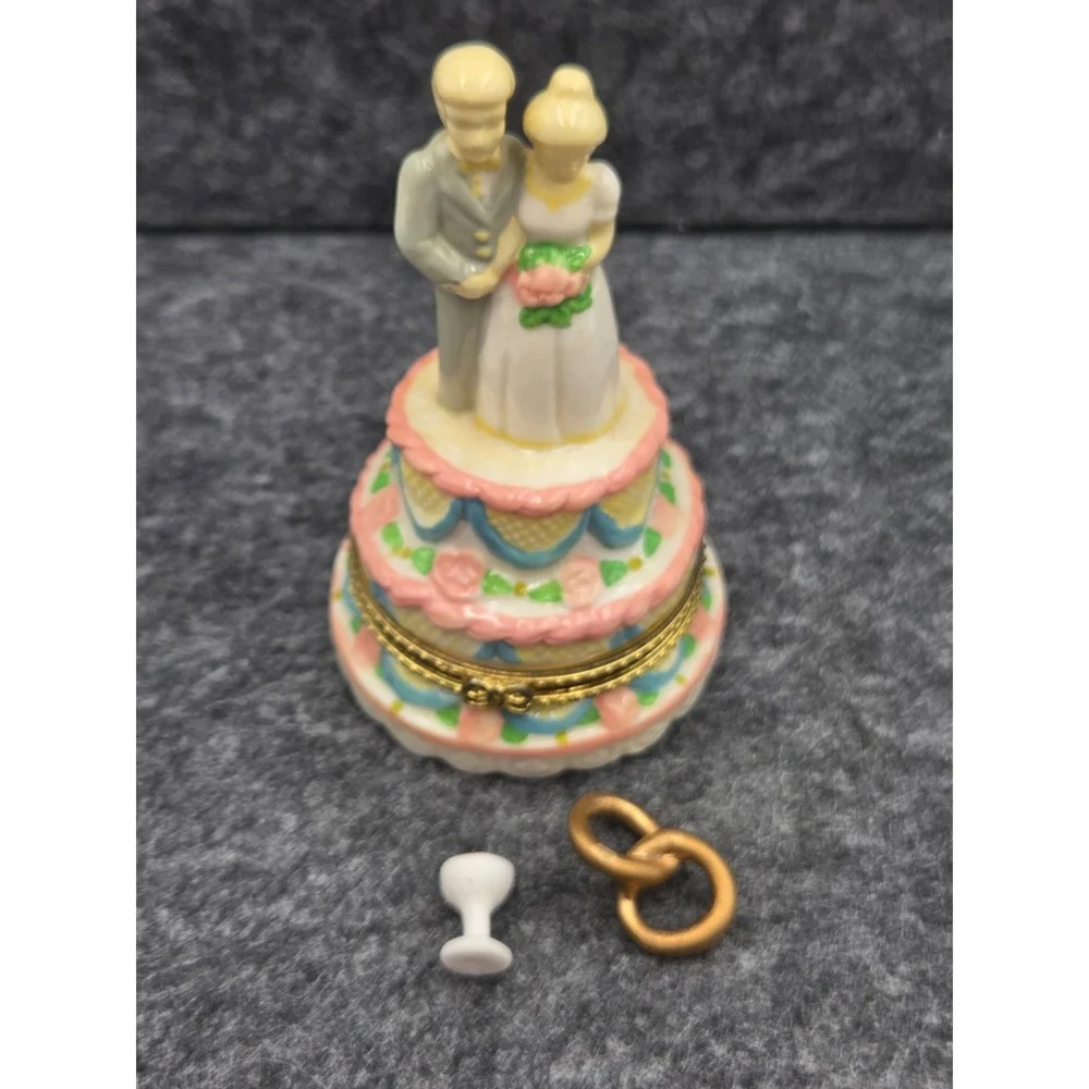 Wedding Cake Trinket Box Porcelain Bride & Groom with Trinkets Double Rings
